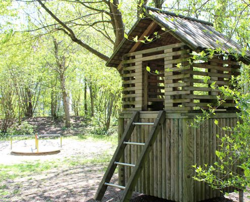 Spielplatz Holzhaus