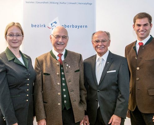 Hans Lederwascher erhielt von Bezirkstagspräsident Josef Mederer (Zweiter v.r.) die Bezirksmedaille verliehen. Auch Bezirksrätin Karin Hobmeier sowie Kirchheims Erster Bürgermeister Maximilian Böltl gratulierten.