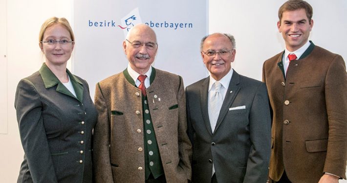 Hans Lederwascher erhielt von Bezirkstagspräsident Josef Mederer (Zweiter v.r.) die Bezirksmedaille verliehen. Auch Bezirksrätin Karin Hobmeier sowie Kirchheims Erster Bürgermeister Maximilian Böltl gratulierten.