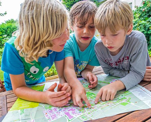 Da geht's lang: Der neue Ortsplan für Kinder und Jugendliche weist Kirchheimer Kids den Weg.