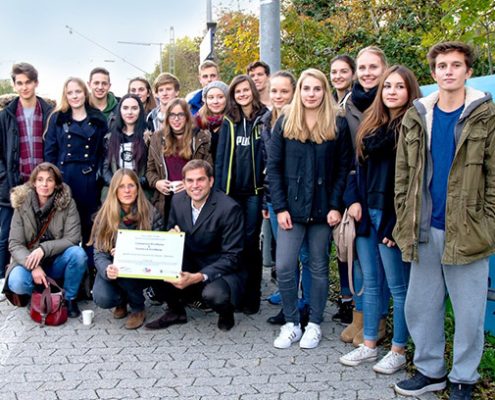 Kunstprojekt: Schüler des Gymnasiums Kirchheim verwandeln eine graue Schallschutzwand in einen bunten Hingucker.