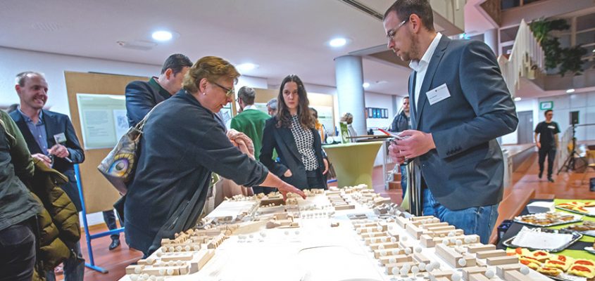 Volles Haus und angeregte Diskussionen bei der Präsentation und auf dem Info-Markt.