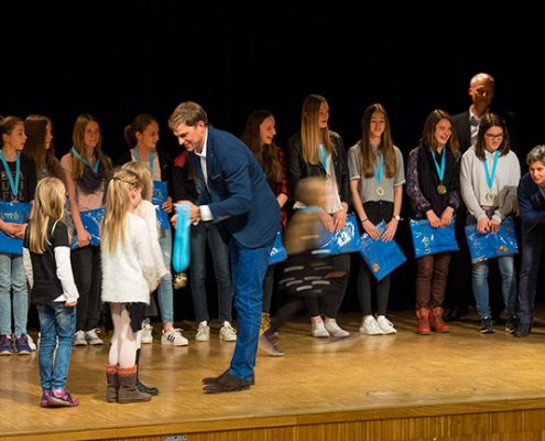 Herzlichen Glückwunsch: Bei der Sportlerehrung der Gemeinde Kirchheim wurden Sportler für ihre hervorragenden Leistungen mit Medaillen geehrt. Foto: Claudia Topel