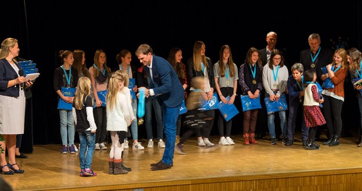 Herzlichen Glückwunsch: Bei der Sportlerehrung der Gemeinde Kirchheim wurden Sportler für ihre hervorragenden Leistungen mit Medaillen geehrt. Foto: Claudia Topel