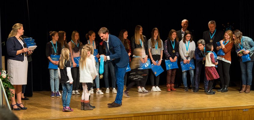 Herzlichen Glückwunsch: Bei der Sportlerehrung der Gemeinde Kirchheim wurden Sportler für ihre hervorragenden Leistungen mit Medaillen geehrt. Foto: Claudia Topel