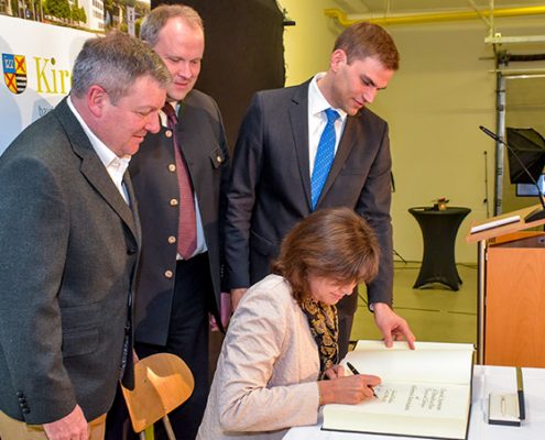 Wirtschaftsempfang 2017: Staatsministerin Ilse Aigner trägt sich als Erste in das neue Goldene Buch der Gemeinde ein. Foto: Franz-Josef Seidl