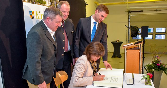 Wirtschaftsempfang 2017: Staatsministerin Ilse Aigner trägt sich als Erste in das neue Goldene Buch der Gemeinde ein. Foto: Franz-Josef Seidl