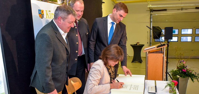 Wirtschaftsempfang 2017: Staatsministerin Ilse Aigner trägt sich als Erste in das neue Goldene Buch der Gemeinde ein. Foto: Franz-Josef Seidl