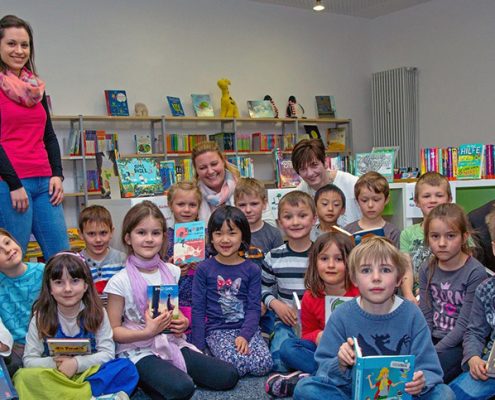 Ein Blick ins neue Buch: Nicht nur den Schülern der Klasse 1a der Grund- und Mittelschule steht viel neuer Lesestoff in der Gemeindebücherei zur Verfügung. Foto: Claudia Topel