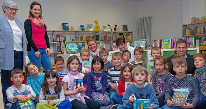 Ein Blick ins neue Buch: Nicht nur den Schülern der Klasse 1a der Grund- und Mittelschule steht viel neuer Lesestoff in der Gemeindebücherei zur Verfügung. Foto: Claudia Topel