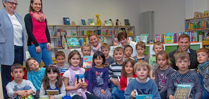 Ein Blick ins neue Buch: Nicht nur den Schülern der Klasse 1a der Grund- und Mittelschule steht viel neuer Lesestoff in der Gemeindebücherei zur Verfügung. Foto: Claudia Topel