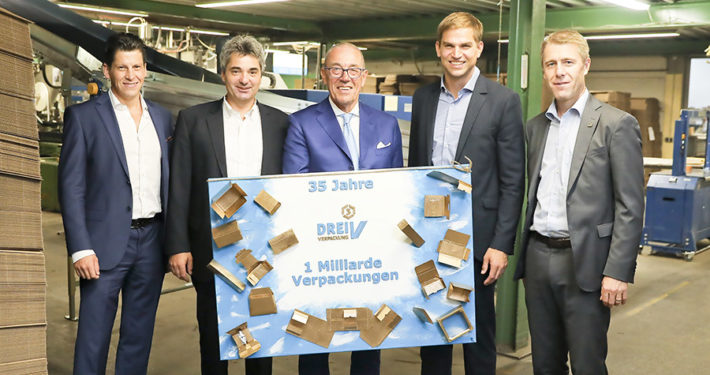 Veränderung, Vertrauen, Verwurzelung: Erster Bürgermeister Maximilian Böltl und Wirtschaftsförderer Tobias Schock gratulieren Firmengründer Hans Reinhart (Mitte) sowie den Geschäftsführern Joachim Heckler (2.v.l.) und Achim Riedel (r.) zum 35-jährigen Firmenjubiläum