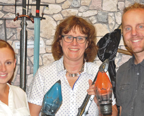 Heldengeburtstag: Tatjana Elbs, Betreiberin des Heldenverlieses (Mitte), feierte das erste Jubiläum ihrer Fantasy Indoor-Erlebniswelt mit Kindern aus einkommensschwachen Familien. Zu den Gratulanten gehörten zudem Projektmanagerin Patricia Klammt sowie Christian Freund, Leiter des Bereiches Soziales.