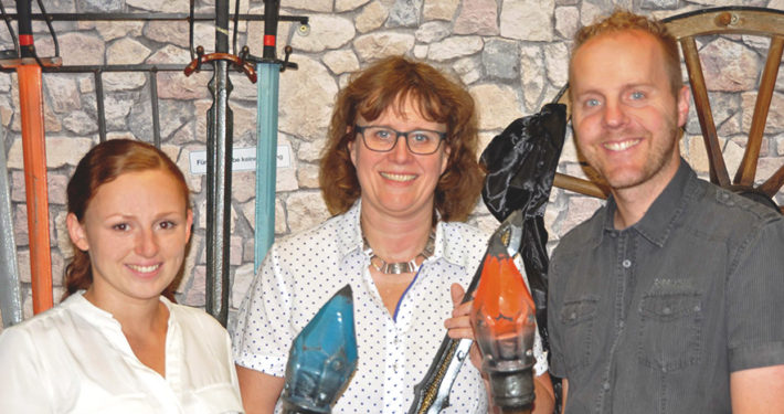 Heldengeburtstag: Tatjana Elbs, Betreiberin des Heldenverlieses (Mitte), feierte das erste Jubiläum ihrer Fantasy Indoor-Erlebniswelt mit Kindern aus einkommensschwachen Familien. Zu den Gratulanten gehörten zudem Projektmanagerin Patricia Klammt sowie Christian Freund, Leiter des Bereiches Soziales.