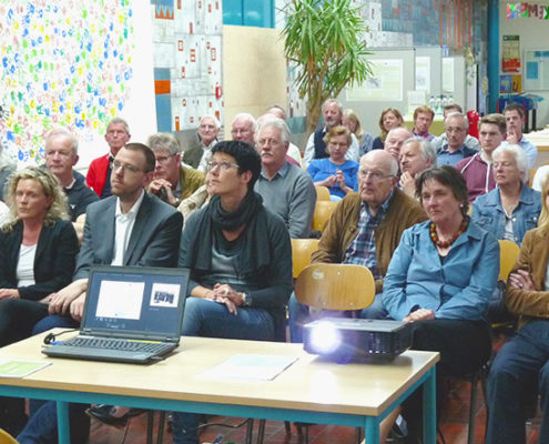 Informieren und Antworten auf Fragen erhalten: Beim Themenabend Verkehr in der Aula der Grund- und Mittelschule hatten Bürgerinnen und Bürger die Gelegenheit ihre Anregungen zum Strukturkonzept Kirchheim 2030 einzubringen.