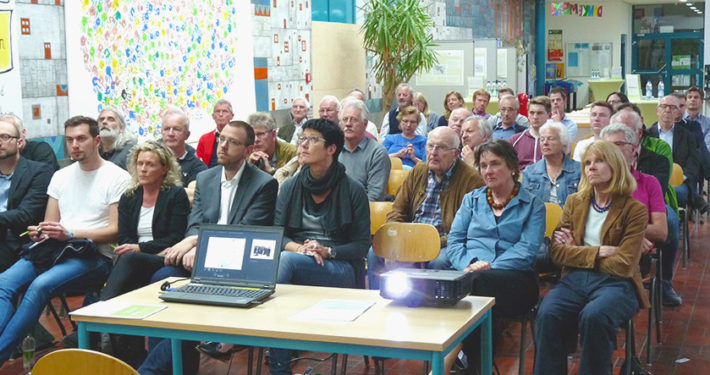 Informieren und Antworten auf Fragen erhalten: Beim Themenabend Verkehr in der Aula der Grund- und Mittelschule hatten Bürgerinnen und Bürger die Gelegenheit ihre Anregungen zum Strukturkonzept Kirchheim 2030 einzubringen.