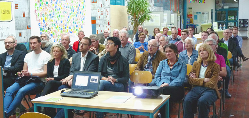 Informieren und Antworten auf Fragen erhalten: Beim Themenabend Verkehr in der Aula der Grund- und Mittelschule hatten Bürgerinnen und Bürger die Gelegenheit ihre Anregungen zum Strukturkonzept Kirchheim 2030 einzubringen.