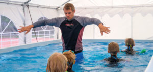 Im mobilen Schwimmbecken lernen die Teilnehmer eine sichere Schwimmtechnik, Foto: Claudia Topel