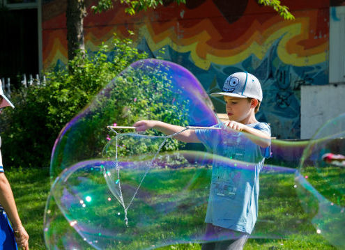 Kunterbunte Seifenblasen- ein riesen Spaß für die Ferienkinder, Foto: Claudia Topel