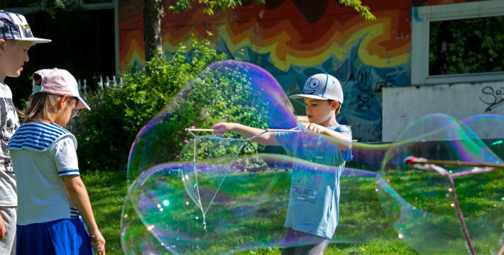 Kunterbunte Seifenblasen- ein riesen Spaß für die Ferienkinder, Foto: Claudia Topel