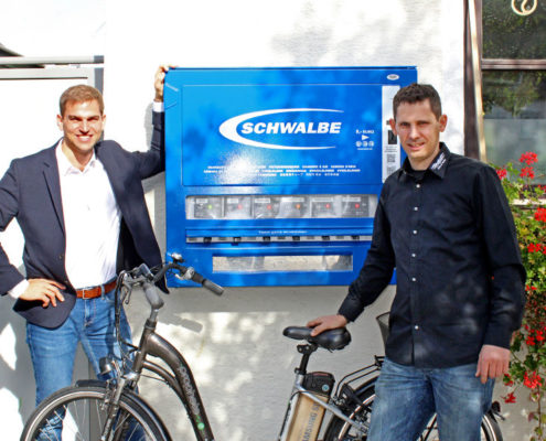 Erste-Hilfe-Kasten für Radpannen am Rathaus: Erster Bürgermeister Maximilian Böltl mit Bernd Reckeweg von Bike & Tools stellen den neuen Service vor.