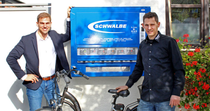 Erste-Hilfe-Kasten für Radpannen am Rathaus: Erster Bürgermeister Maximilian Böltl mit Bernd Reckeweg von Bike & Tools stellen den neuen Service vor.