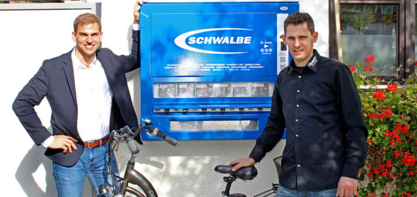 Erste-Hilfe-Kasten für Radpannen am Rathaus: Erster Bürgermeister Maximilian Böltl mit Bernd Reckeweg von Bike & Tools stellen den neuen Service vor.