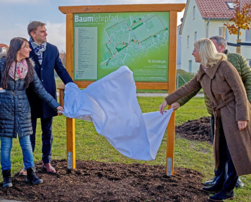 Von Baum zu Baum: Sonja Forstner, Erster Bürgermeister Maximilian Böltl, Bayern Umweltministerin Ulrike Scharf und Landtagsabgeordneter Ernst Weidenbusch eröffneten den neuen Baumlehrpfad. Der Rundgang startet am Bajuwarenhof.