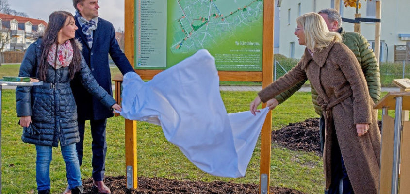 Von Baum zu Baum: Sonja Forstner, Erster Bürgermeister Maximilian Böltl, Bayern Umweltministerin Ulrike Scharf und Landtagsabgeordneter Ernst Weidenbusch eröffneten den neuen Baumlehrpfad. Der Rundgang startet am Bajuwarenhof.