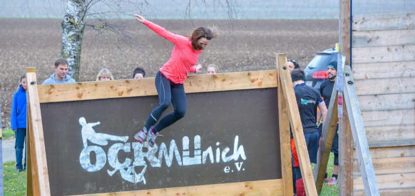 Hindernisse sind zum Überwinden da: Bei einem offenen Probetraining stellten die Extremhindernisläufer des OCR Munich ihr Gelände am Heimstettener Moosweg vor.