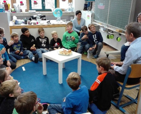 Die Kinder der Klasse 3a der Silva-Grundschule hören gebannt zu, als drei Kirchheimer Geflüchtete aus Afghanistan eine Geschichte vorlesen und von ihrem Heimatland berichten. Foto: Sabine Gmeiner