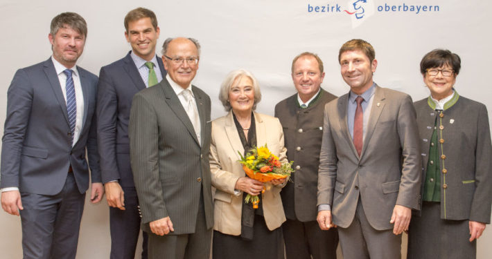 Hohe Auszeichnung: Bezirkstagspräsident Josef Mederer (3.v.l.) verlieh Rosina Duft (4.v.l.) für ihr ehrenamtliches Engagement die Bezirksmedaille.