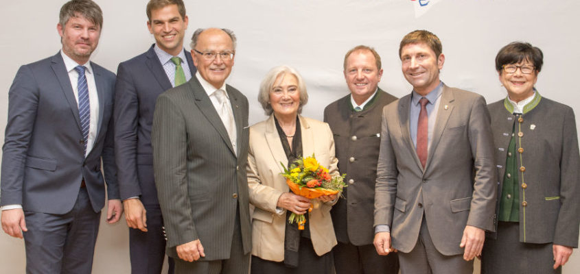 Hohe Auszeichnung: Bezirkstagspräsident Josef Mederer (3.v.l.) verlieh Rosina Duft (4.v.l.) für ihr ehrenamtliches Engagement die Bezirksmedaille.