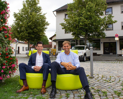 Besonderes Flair am Pfarrer-Caspar-Mayr-Platz: Wirtschaftsförderer Tobias Schock und Erster Bürgermeister Maximilian Böltl wollen den historischen Ortskern Kirchheim mit innovativen Ideen attraktiver gestalten.