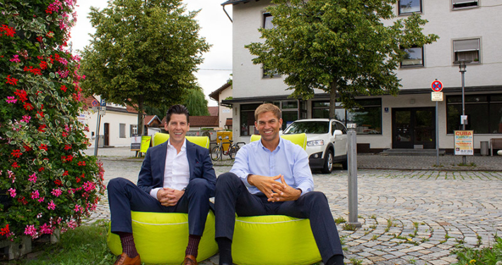 Besonderes Flair am Pfarrer-Caspar-Mayr-Platz: Wirtschaftsförderer Tobias Schock und Erster Bürgermeister Maximilian Böltl wollen den historischen Ortskern Kirchheim mit innovativen Ideen attraktiver gestalten.