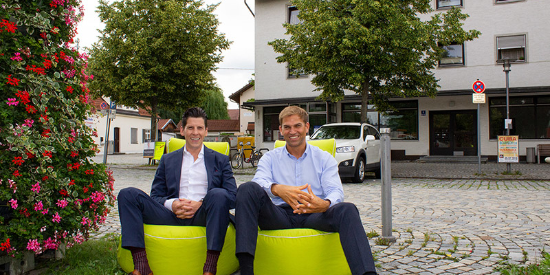 Besonderes Flair am Pfarrer-Caspar-Mayr-Platz: Wirtschaftsförderer Tobias Schock und Erster Bürgermeister Maximilian Böltl wollen den historischen Ortskern Kirchheim mit innovativen Ideen attraktiver gestalten.