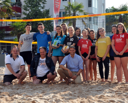 Beachvolleyball unter Palmen: Warum in die Ferne schweifen, der REZ-Strand, mit Sand, Sonne und Urlaubsfeeling ist so nah.