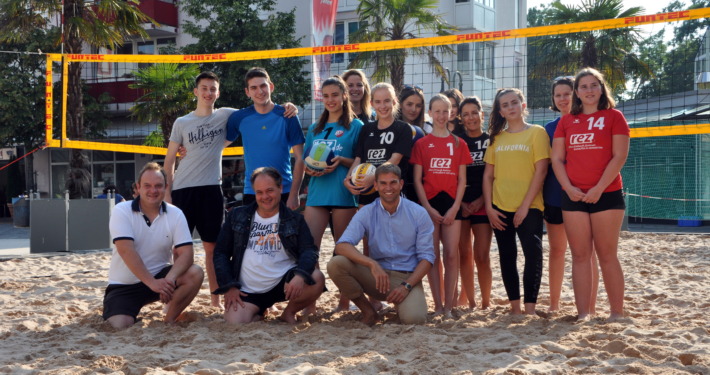 Beachvolleyball unter Palmen: Warum in die Ferne schweifen, der REZ-Strand, mit Sand, Sonne und Urlaubsfeeling ist so nah.