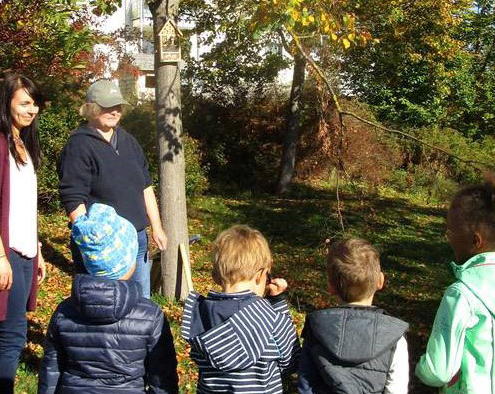 Fertig für den Check-In: Die Vorschulkinder der KiTa St. Elisabeth stellten gemeinsam mit der Leiterin der Sachabteilung „Umwelt, Energie und Abfallwirtschaft“, Sonja Forstner, sowie Försterin und Gemeindemitarbeiterin Kathrin Huhnke ein Insektenhotel am Sportpark auf. Nun können Wildbiene, Käfer & Co. ihren Unterschlupf noch vor der kalten Jahreszeit beziehen.