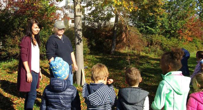 Fertig für den Check-In: Die Vorschulkinder der KiTa St. Elisabeth stellten gemeinsam mit der Leiterin der Sachabteilung „Umwelt, Energie und Abfallwirtschaft“, Sonja Forstner, sowie Försterin und Gemeindemitarbeiterin Kathrin Huhnke ein Insektenhotel am Sportpark auf. Nun können Wildbiene, Käfer & Co. ihren Unterschlupf noch vor der kalten Jahreszeit beziehen.