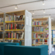 Hell, modern und einladend: In der Gemeindebücherei am Schlehenring finden Lesebegeisterte