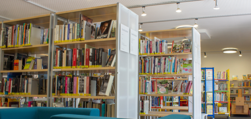 Hell, modern und einladend: In der Gemeindebücherei am Schlehenring finden Lesebegeisterte