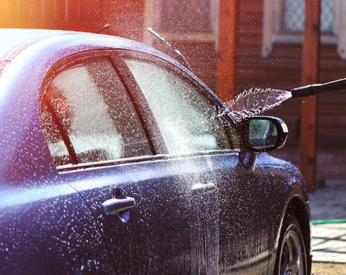 Immer wieder ist u.a. zu beobachten, dass Autos auf den Straßen und Garagenvorplätzen mit Strahlern und Chemikalien gewaschen werden. Dabei handelt es sich jedoch um eine Ordnungswidrigkeit und kann mit Bußgeldern geahndet werden.