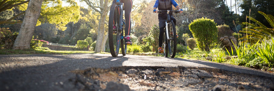 Melden Sie Schäden an Radwegen