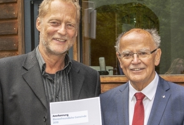 Bienenfreundliche Gemeinde: Gerd Kleiber, Dritter Bürgermeister von Kirchheim, nimmt die Anerkennungsurkunde aus den Händen von Bezirkstagspräsident Josef Mederer (rechts) entgegen. Foto: Wolfgang Englmaier