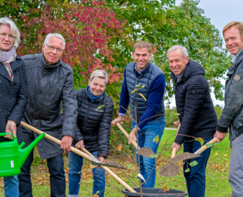 Damit die Gemeinschaft von Kirchheim und Boxdorf im Miteinander neue Wurzeln schlägt, wurde eine Winterlinde auf der Wiese zwischen Ludwig- und Hauptstraße, vor dem Haus für Kinder gepanzt.