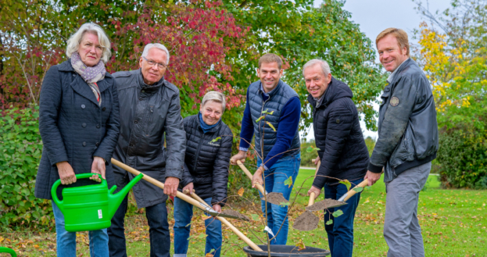 Damit die Gemeinschaft von Kirchheim und Boxdorf im Miteinander neue Wurzeln schlägt, wurde eine Winterlinde auf der Wiese zwischen Ludwig- und Hauptstraße, vor dem Haus für Kinder gepanzt.