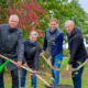 Damit die Gemeinschaft von Kirchheim und Boxdorf im Miteinander neue Wurzeln schlägt, wurde eine Winterlinde auf der Wiese zwischen Ludwig- und Hauptstraße, vor dem Haus für Kinder gepanzt.