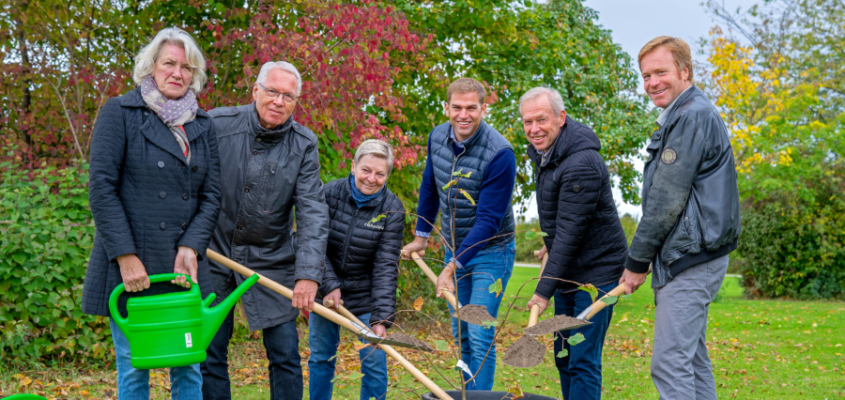 Damit die Gemeinschaft von Kirchheim und Boxdorf im Miteinander neue Wurzeln schlägt, wurde eine Winterlinde auf der Wiese zwischen Ludwig- und Hauptstraße, vor dem Haus für Kinder gepanzt.