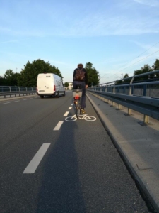 Schutzstreifen für Fahrradfahrer in der Feldkirchener Straße